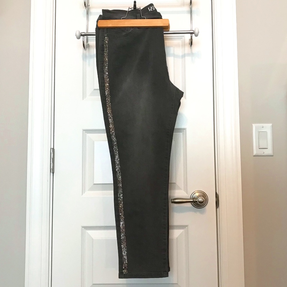 NWOT DG2 5-pocket black jeans with spiky tuxedo stripe—stretch & sparkle! (16P)